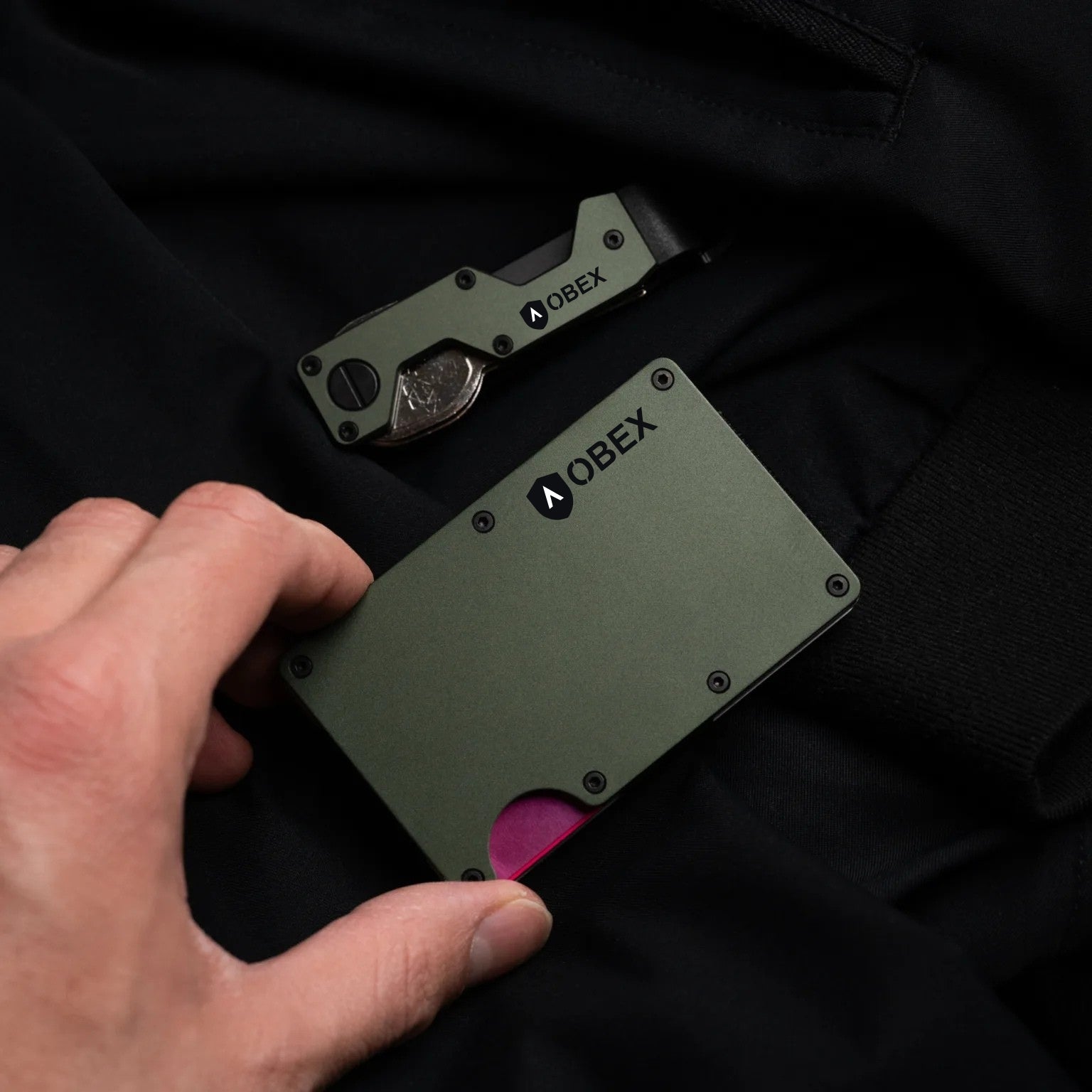 Minimalisme et sécurité : pourquoi le portefeuille est l’accessoire clé de l’homme moderne